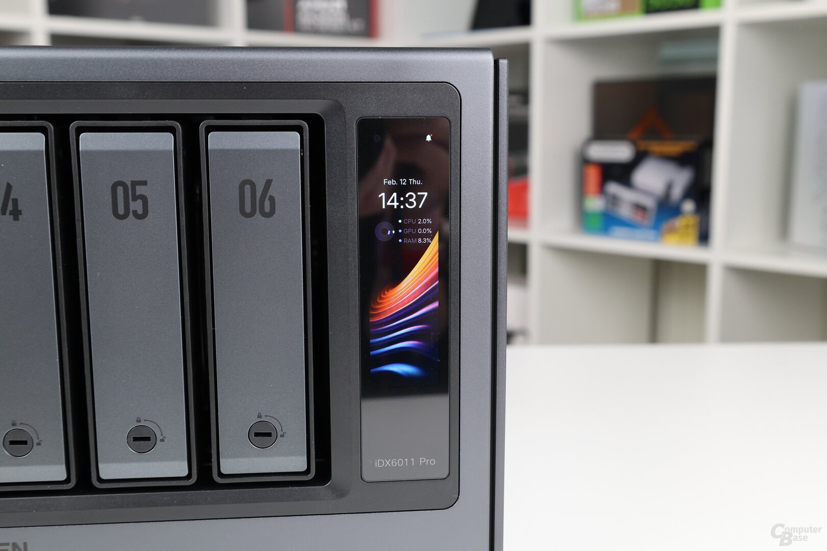 Display mit einigen Statusinformationen an der Vorderseite des iDX6011 Pro