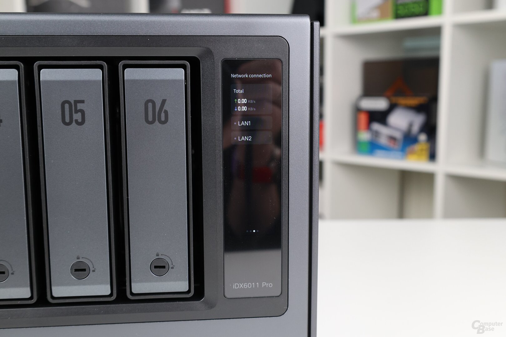 Display mit einigen Statusinformationen an der Vorderseite des iDX6011 Pro