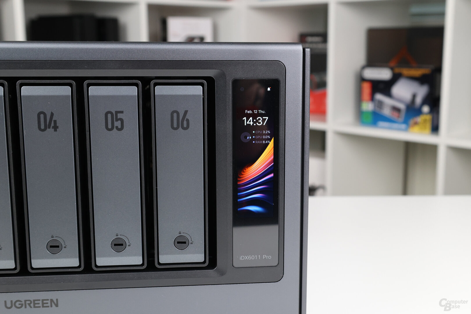 Display mit einigen Statusinformationen an der Vorderseite des iDX6011 Pro