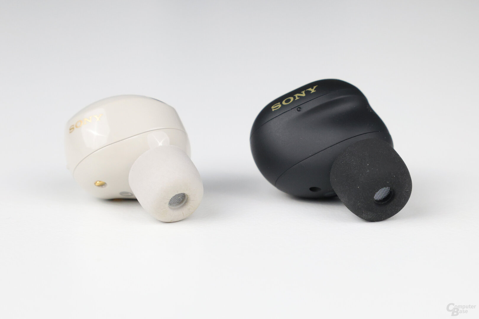 Sony WF-1000XM6 (rechts) und WF-1000XM5 (links)