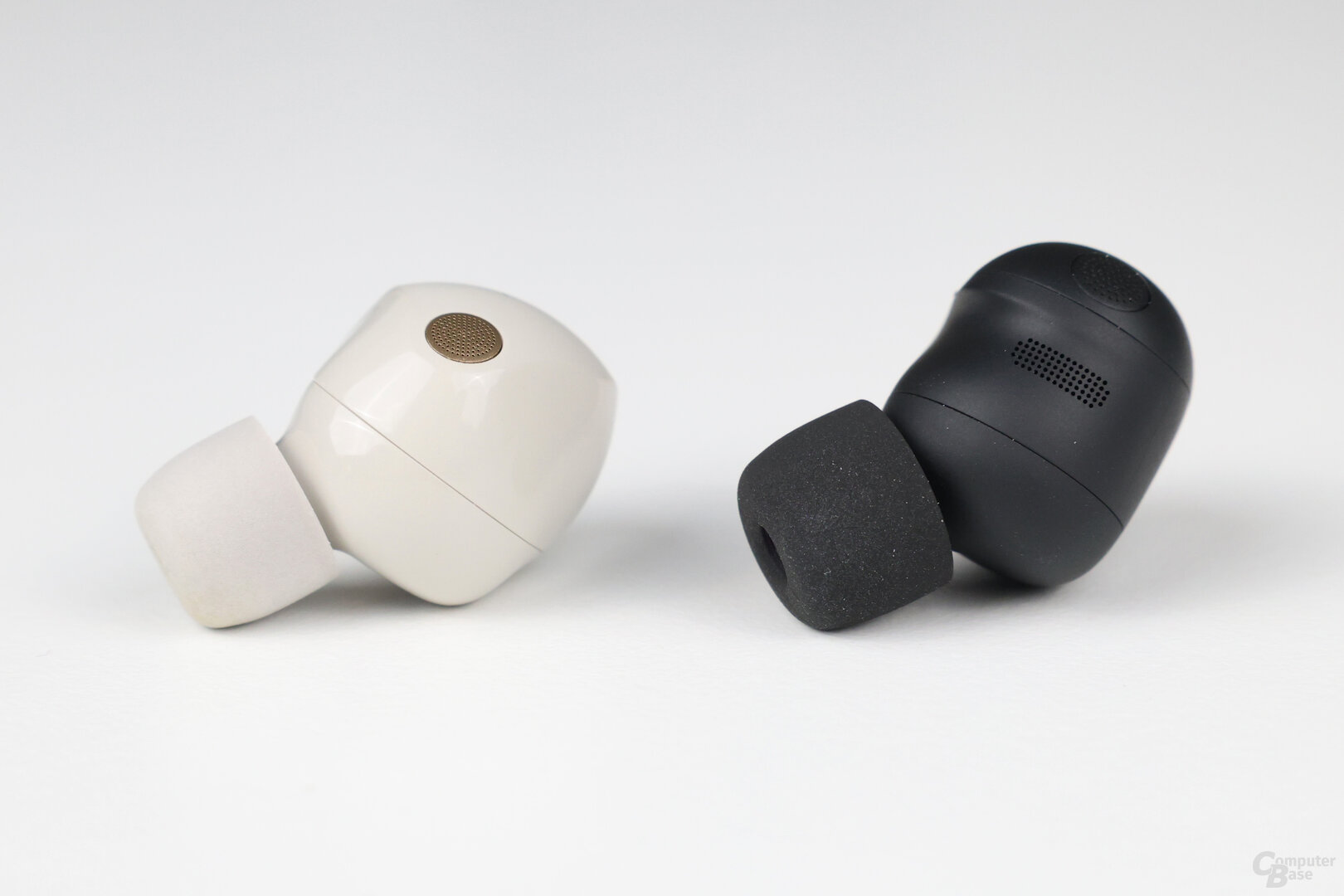 Sony WF-1000XM6 (rechts) und WF-1000XM5 (links)