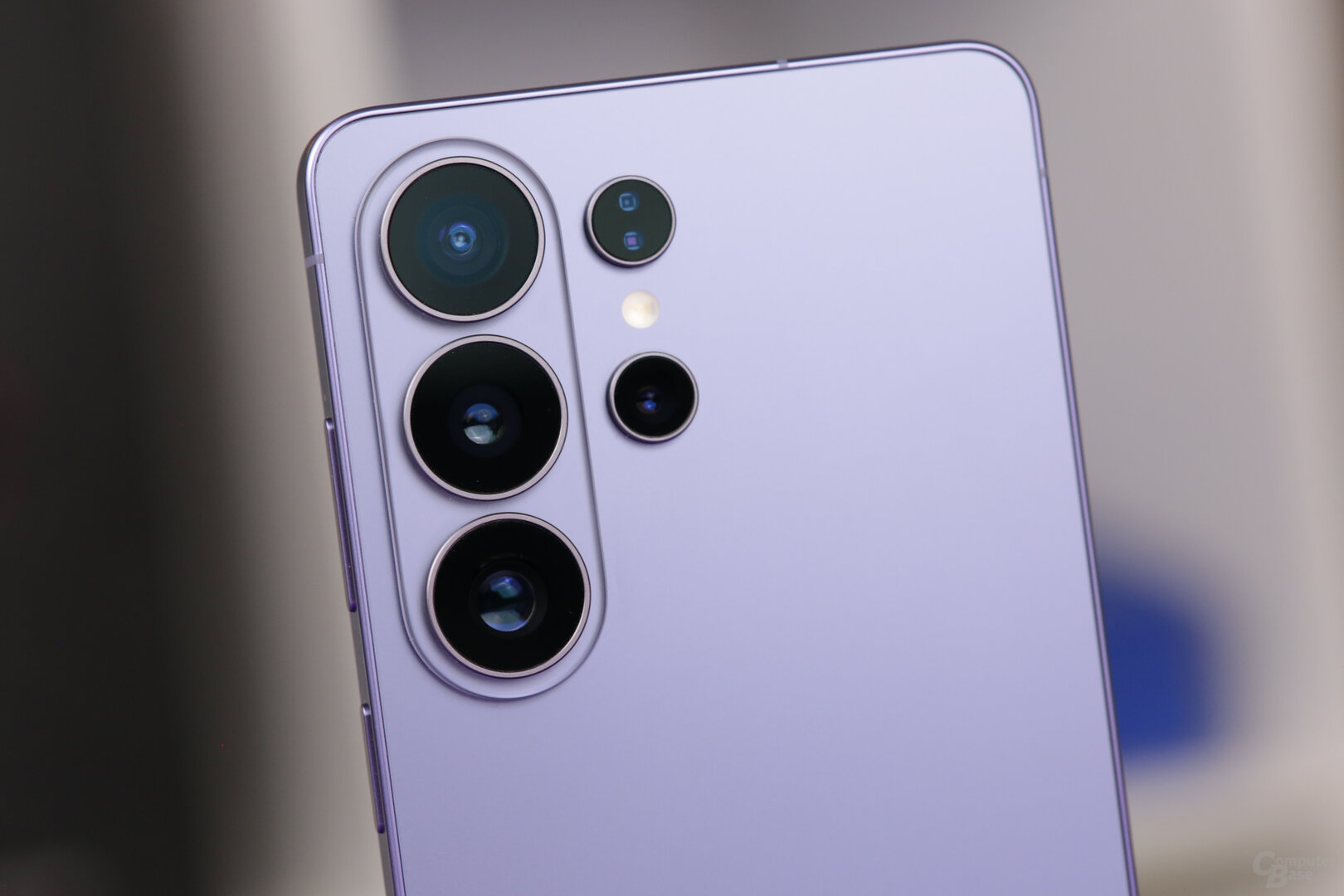 Kameras mit 200 MP (13 mm), 50 MP (13 mm), 10 MP (69 mm) und 50 MP (115 mm)