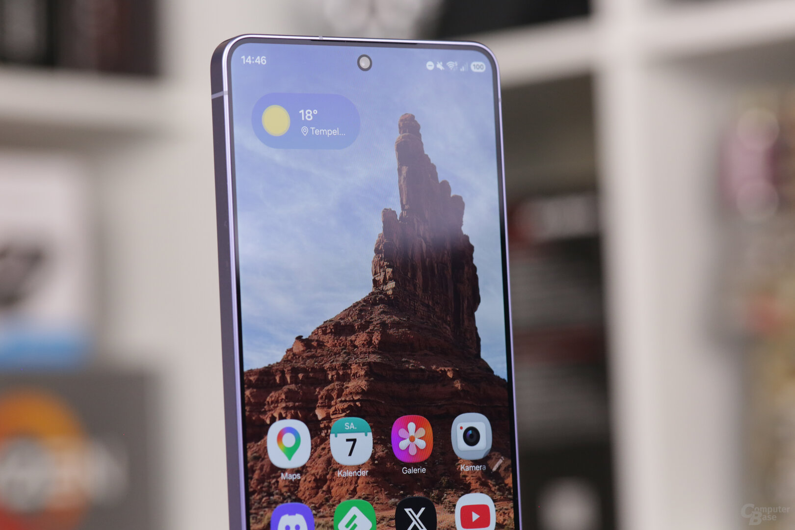 12-MP-Kamera in Punch-Hole-Notch