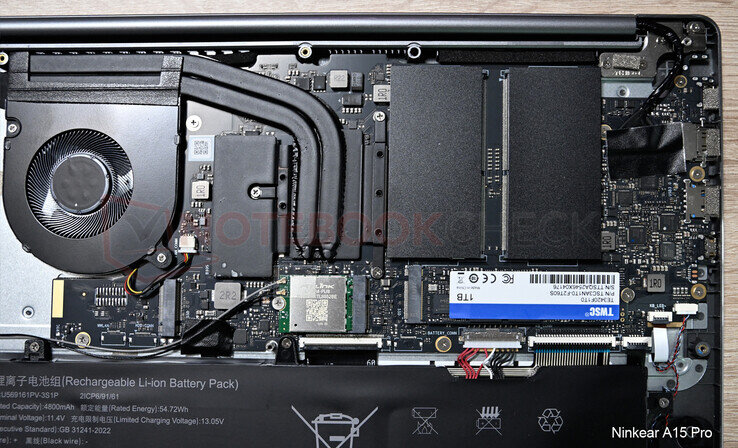 Das PCB des Ninkear A15 Plus (links) vs. das PCB des Chuwi CoreBook Plus (rechts)