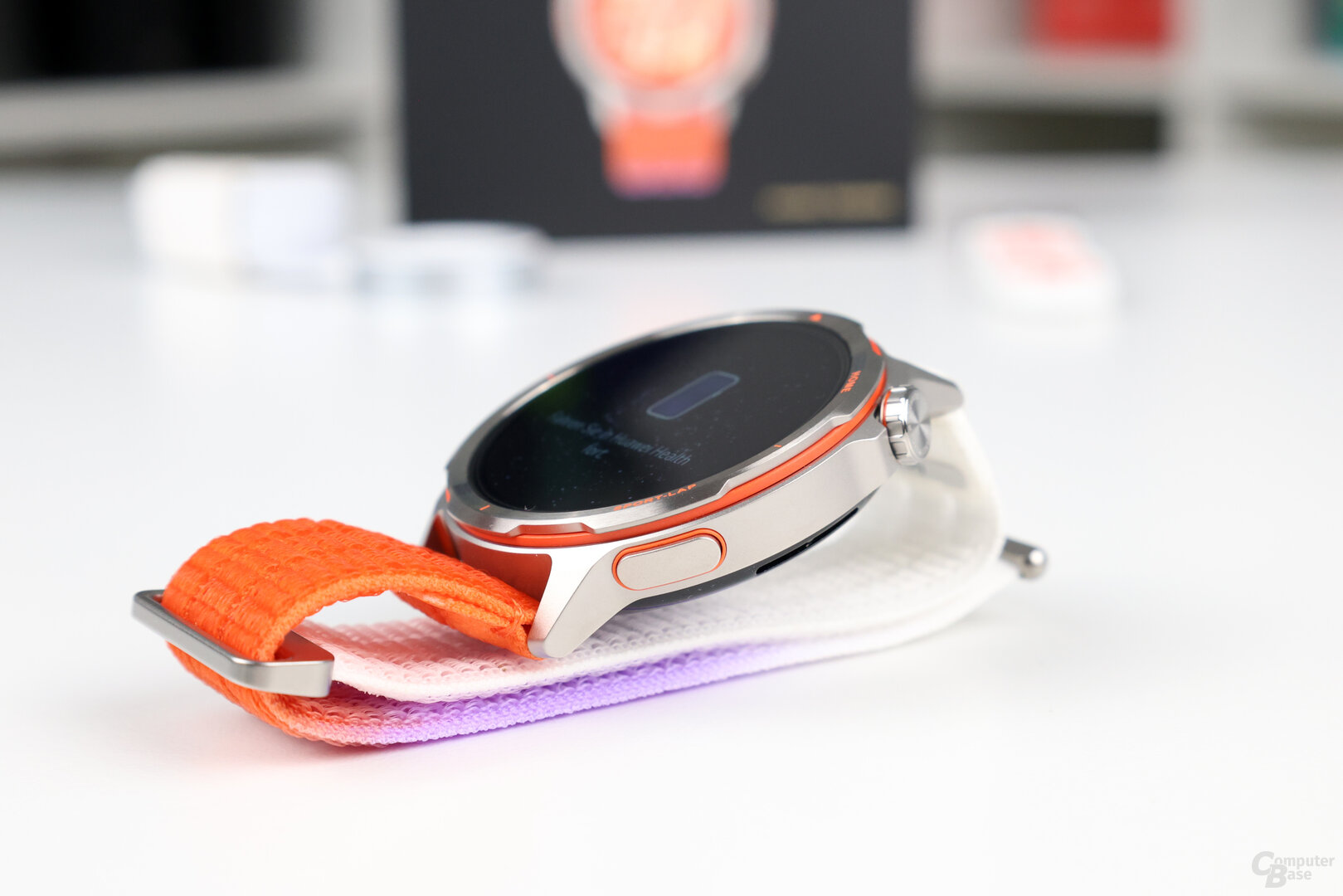 Ein orangener Ring trennt die GPS-Lünette vom Gehäuse