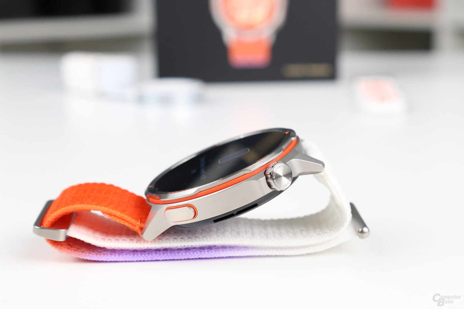 Krone und Taste zur Steuerung, Lautsprecher für Ansagen und Telefonie