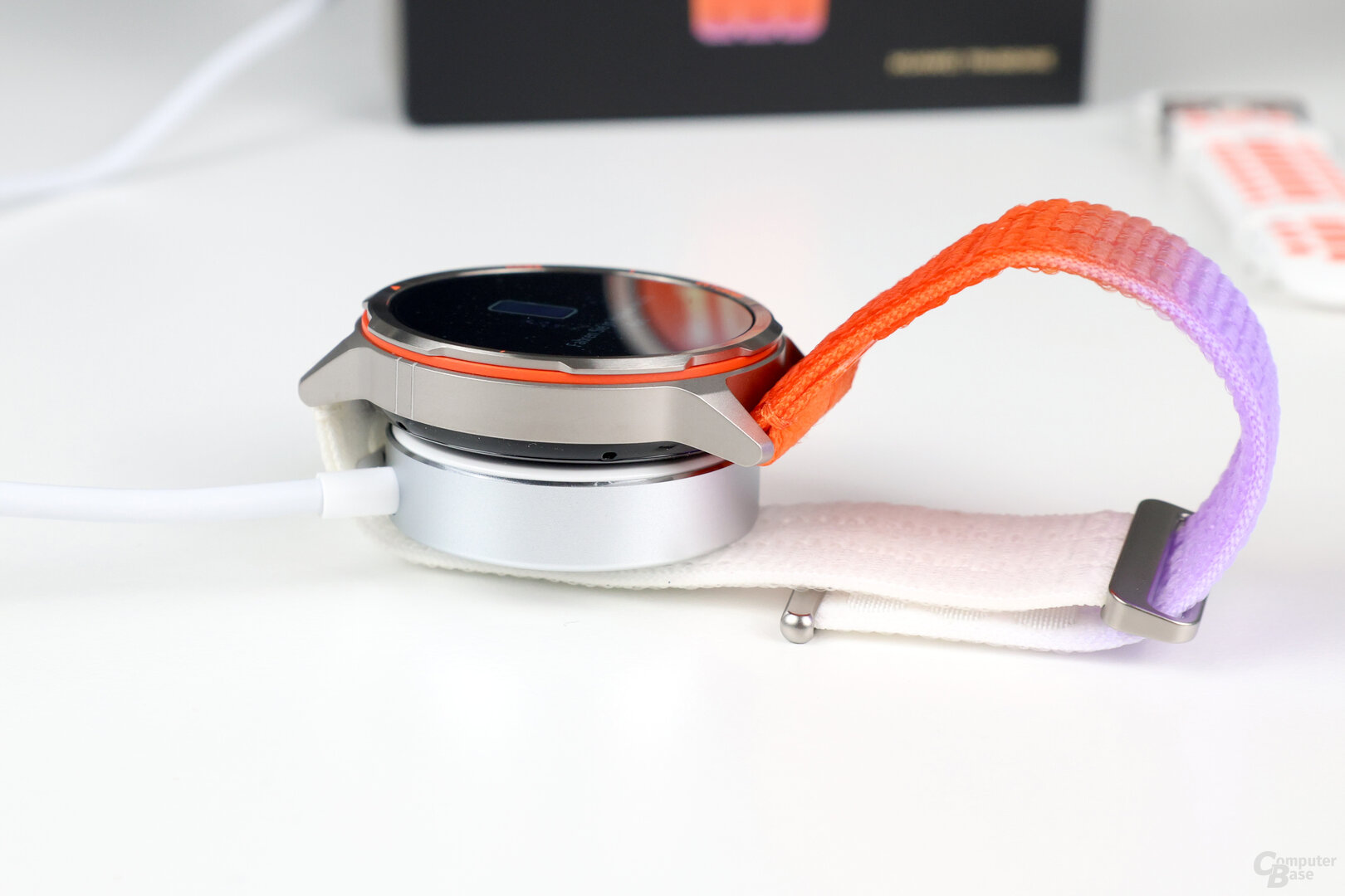 Geladen wird magnetisch mit einem Wireless Pad