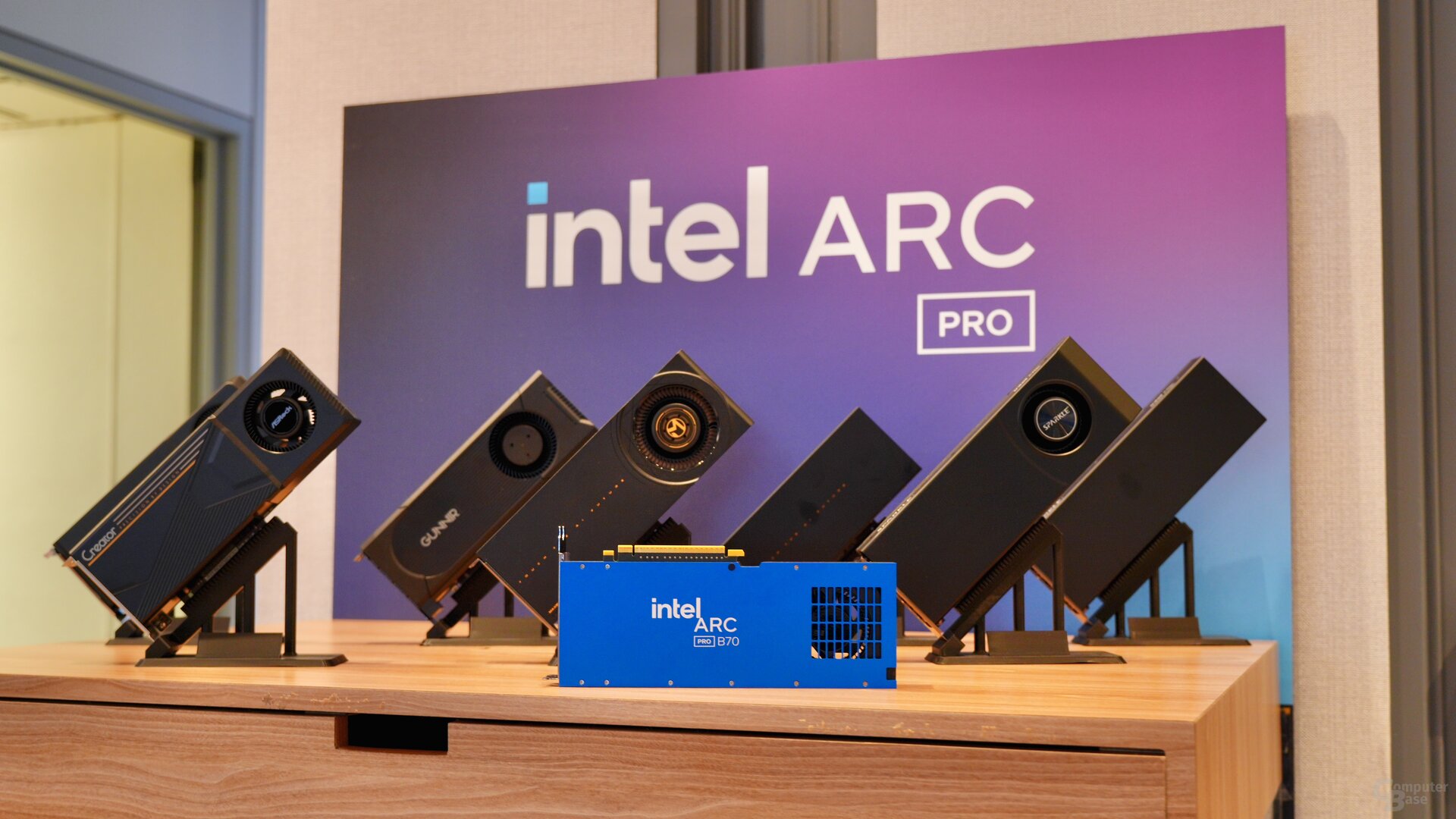 Arc Pro B65 & B70: Intels Big-Battlemage-Grafikkarten mit bis zu 32 GB ...