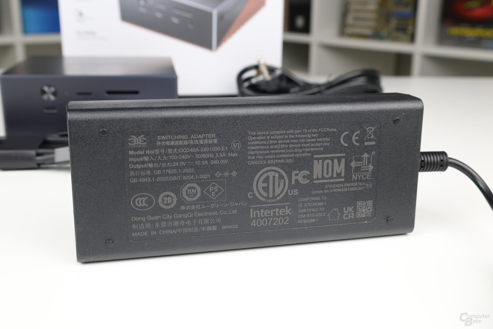 Externes Netzteil der Ugreen Maxidok 17-in-1 Thunderbolt 5 Docking Station