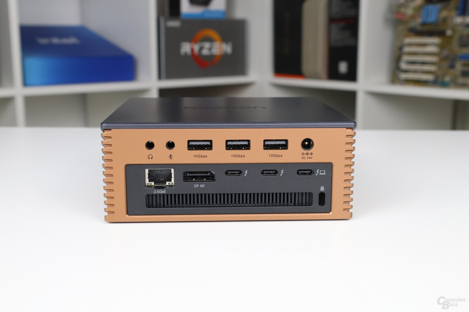 Rückseite der Ugreen Maxidok 17-in-1 Thunderbolt 5 Docking Station