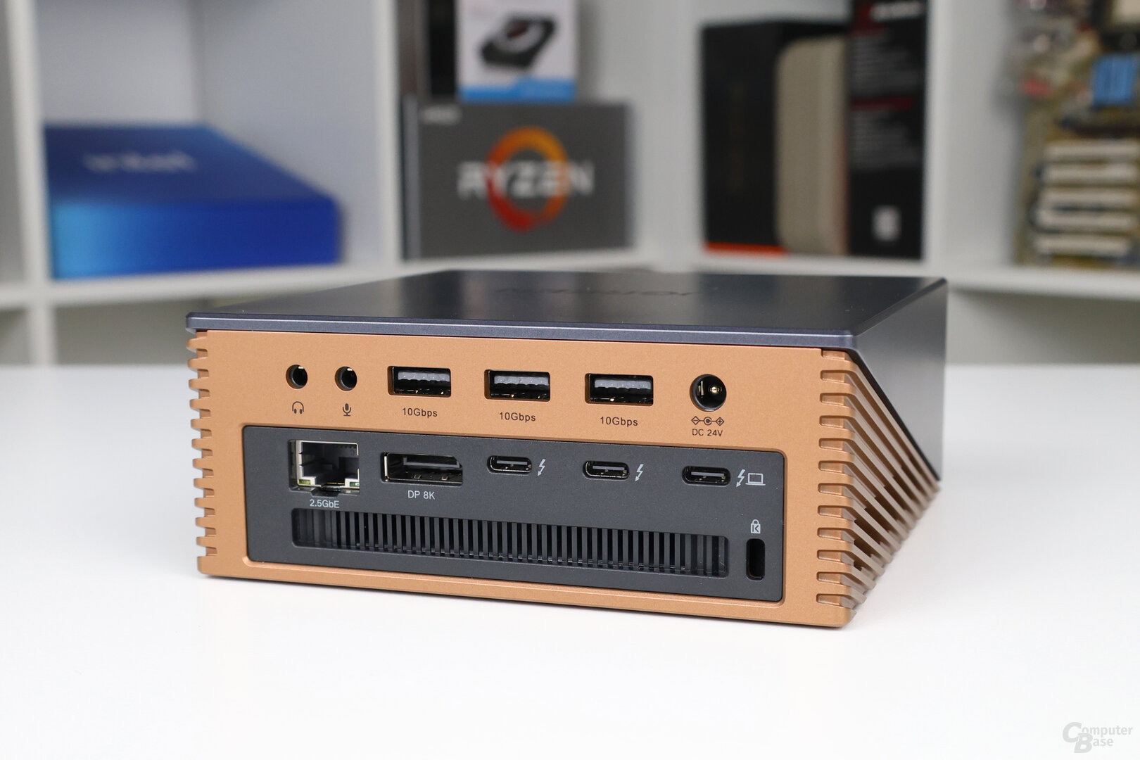 Rückseite der Ugreen Maxidok 17-in-1 Thunderbolt 5 Docking Station
