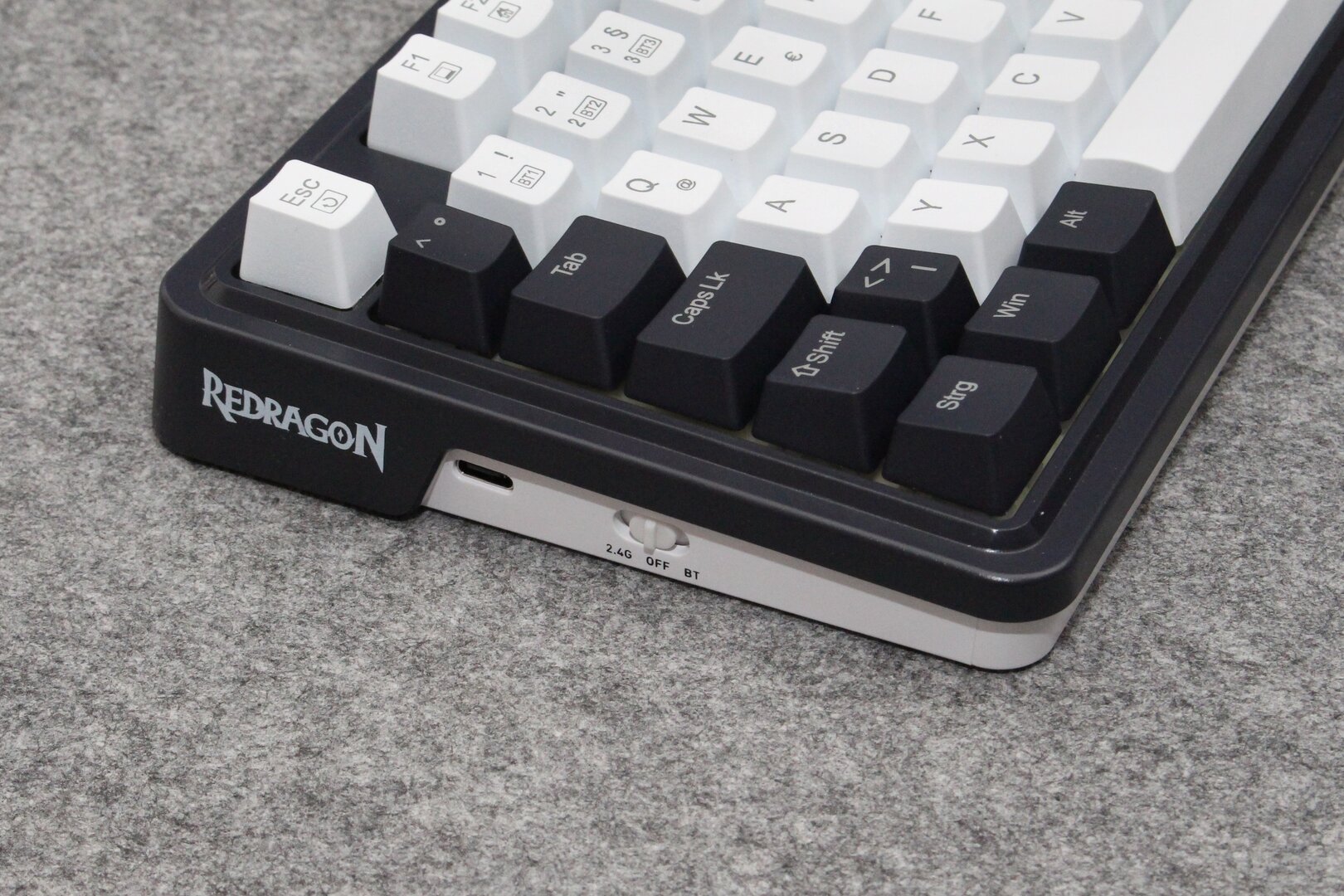 Auf der linken Seite sind USB-Anschluss und Modus-Switch