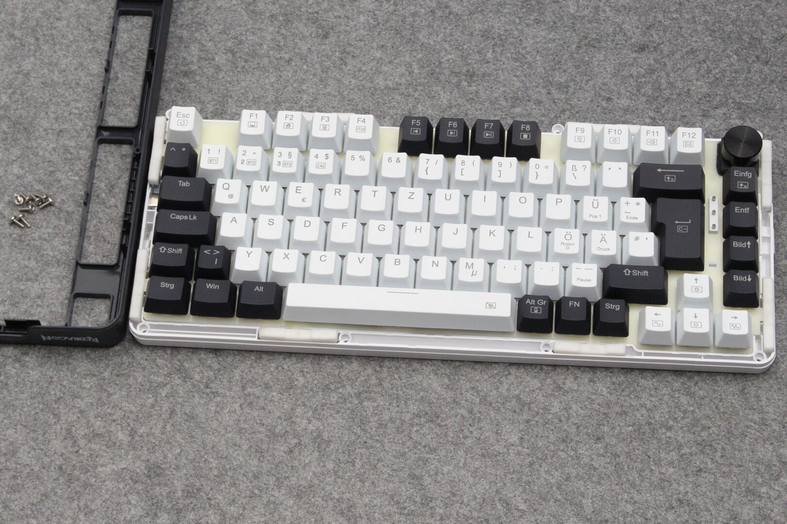 Recht harte Gummiauflagen und eine Kunststoff-Plate sollen Anschläge dämpfen