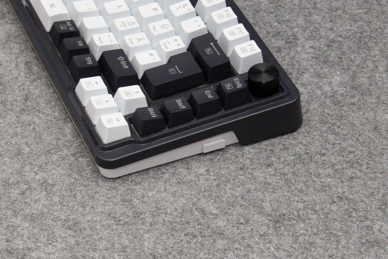 Rechts befindet sich ein Fach für den Funkempfänger