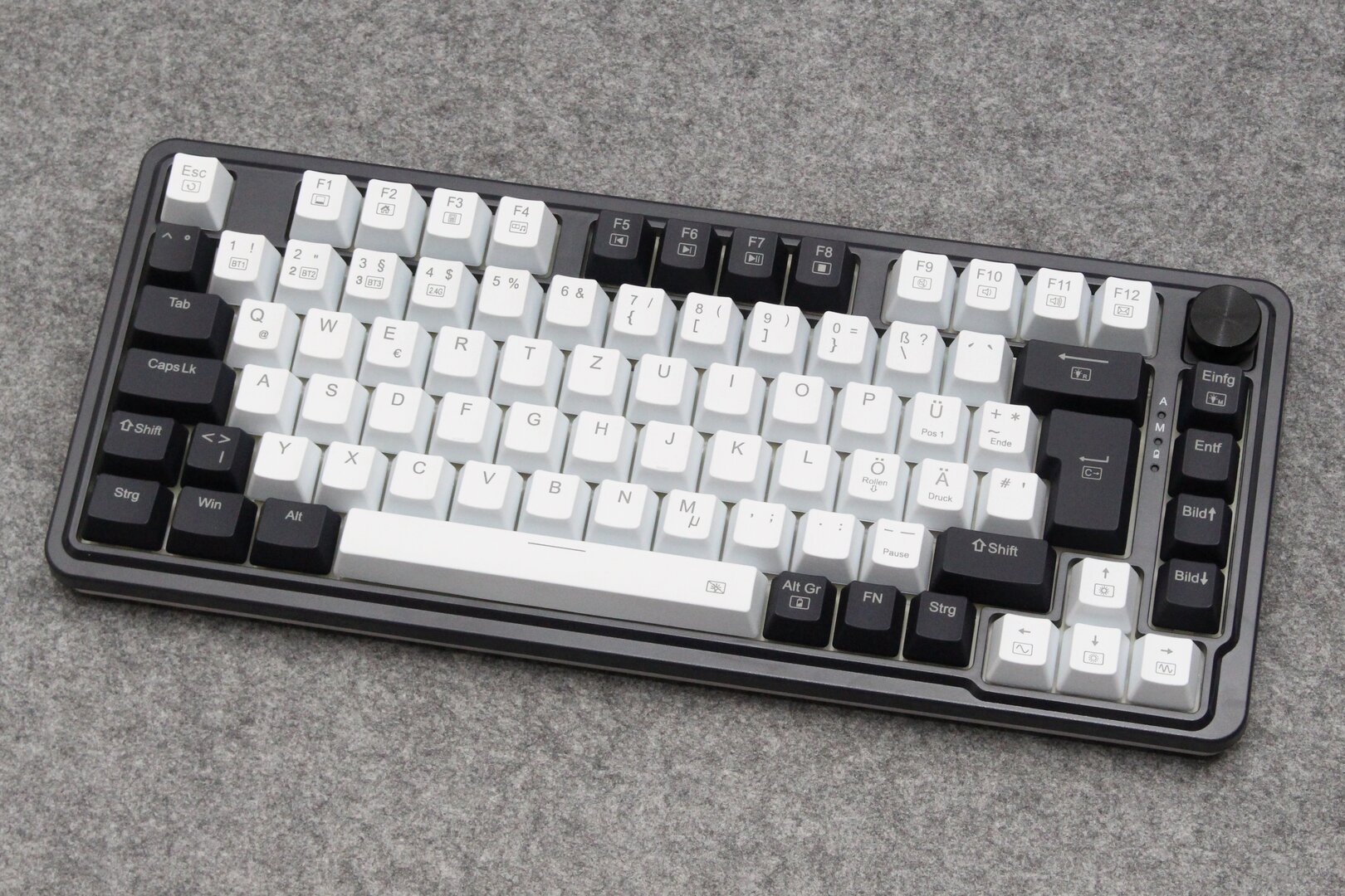 Die UCAL K673 nutzt ein klassisches 75%-Layout mit Drehregler