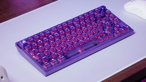 Corsair K65 Plus Atomic Purple: Kompakte 75%-Tastatur in transparentes Violett gehüllt