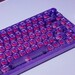 Corsair K65 Plus Atomic Purple: Kompakte 75%-Tastatur in transparentes Violett gehüllt