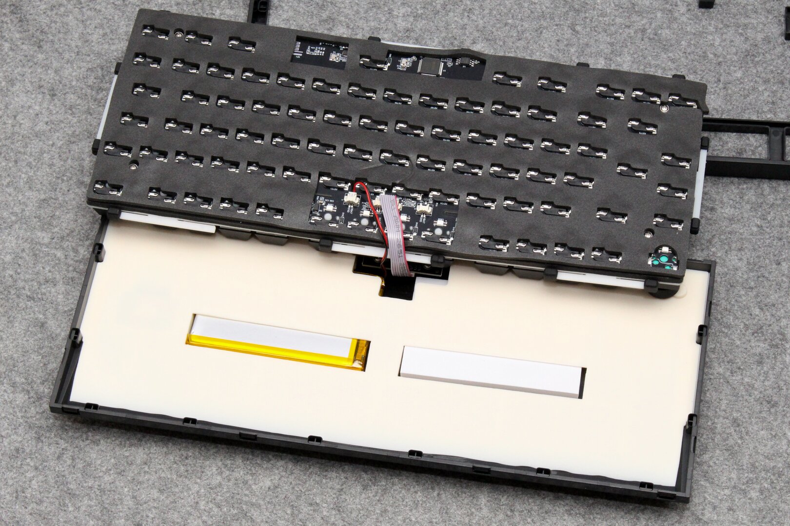 Silikon, zwei Schichten Schaumstoff und PET-Folie dämpfen Schall