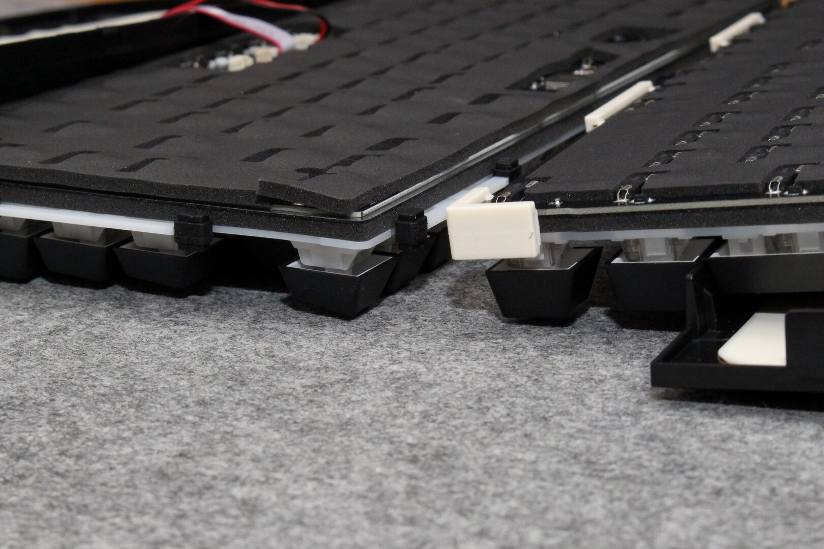 Bis auf die Dicke einer Schaumstoff-Schicht sind SGK55 (links) und OfficePal (rechts) identisch