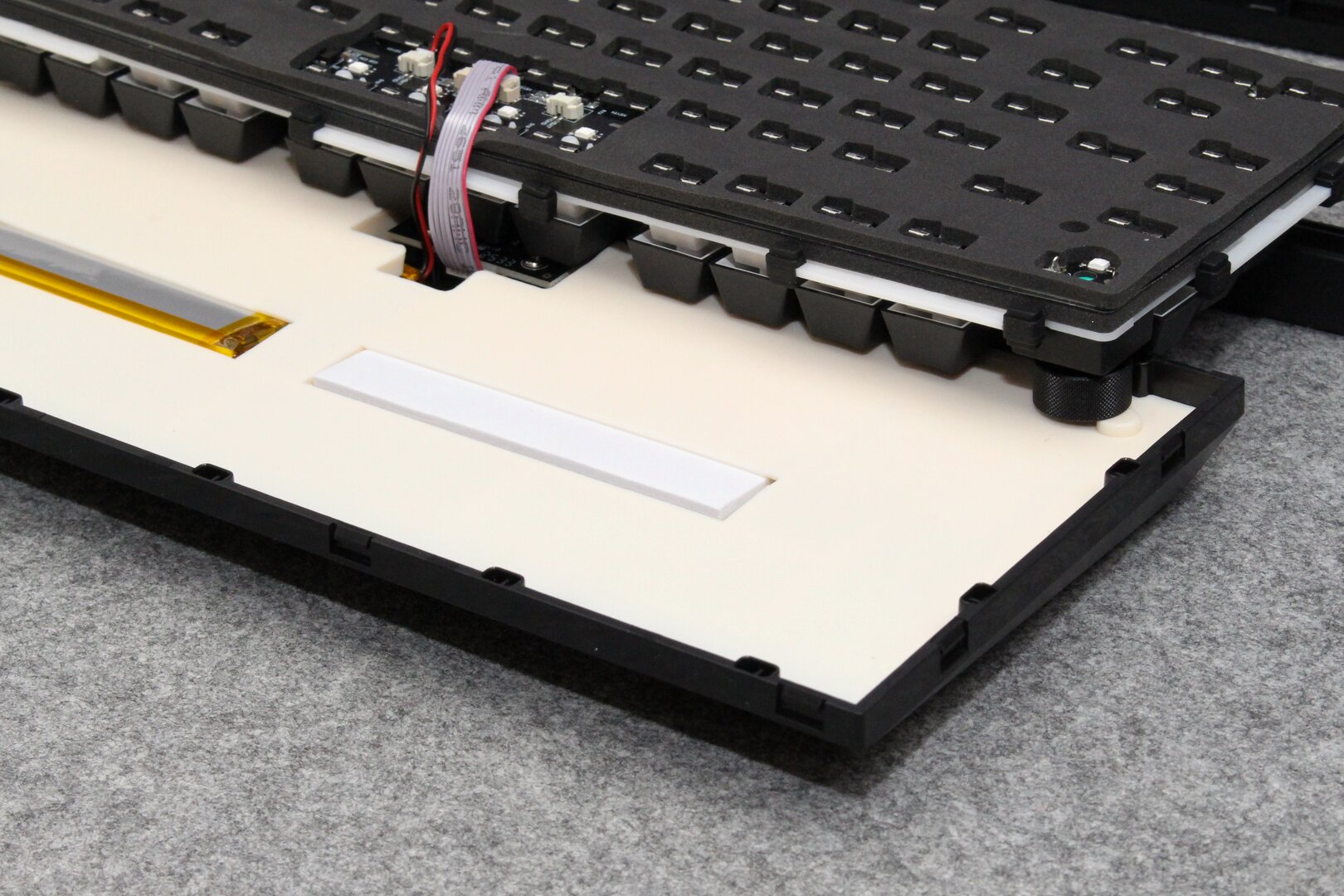 Der Ausschnitt für einen zweiten Akku wird mit Hartschaumstoff  gefüllt