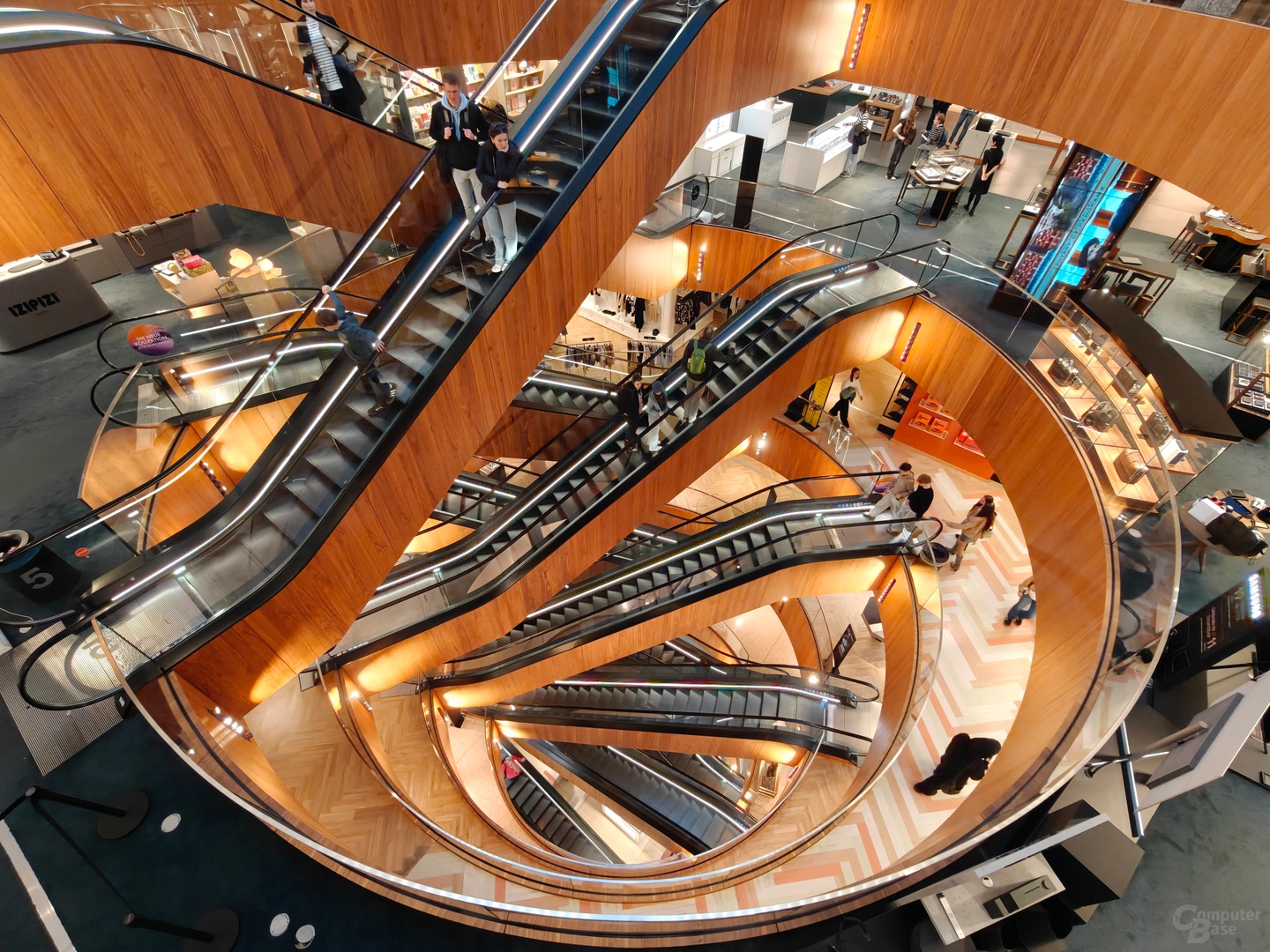 Find N6 – Ultraweitwinkel (f/2.0, ISO 800, 1/100 s)