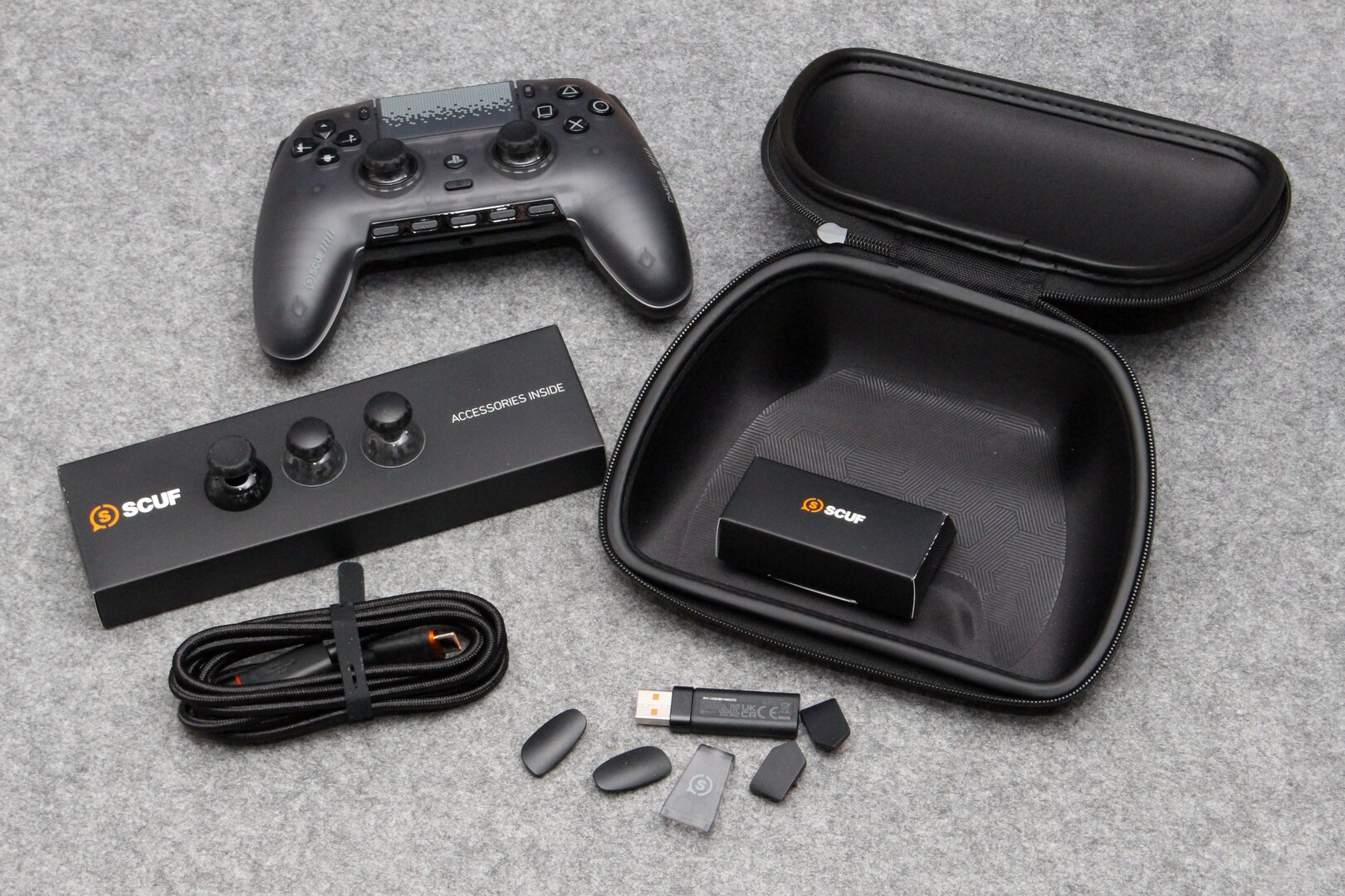 Lieferumfang: Tasche, Funkdongle, USB-Kabel, Blindstopfen, Alternativ-Sticks