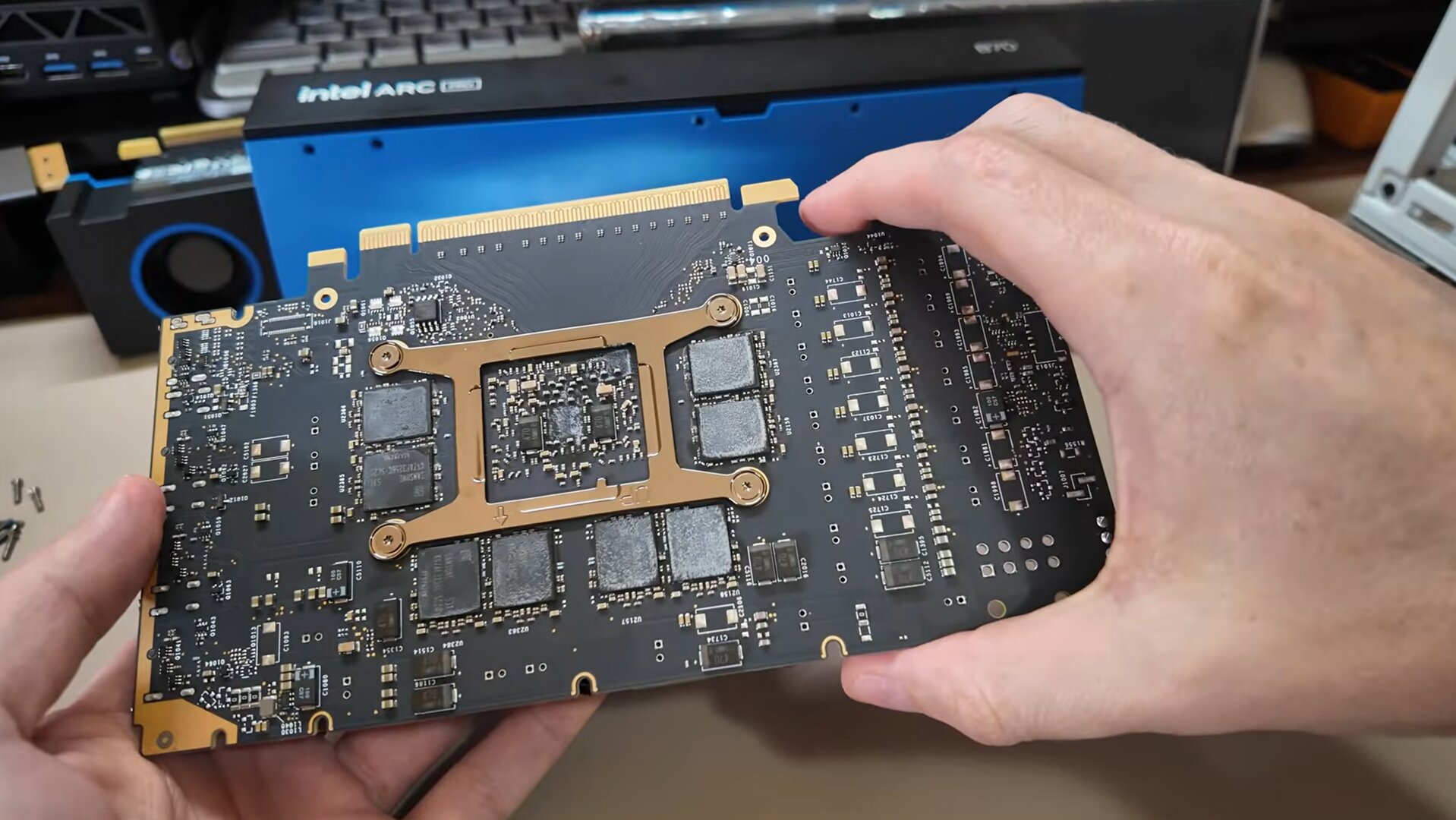 Intel Arc Pro B70 Teardown von Tech Guy Beau