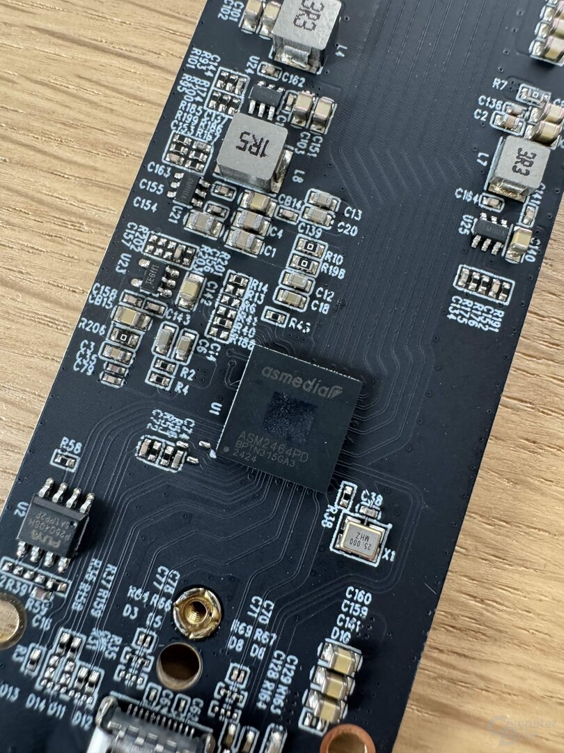 Der ASM2464PD Bridge-Chip übersetzt von PCIe auf USB4 (oder Thunderbolt)