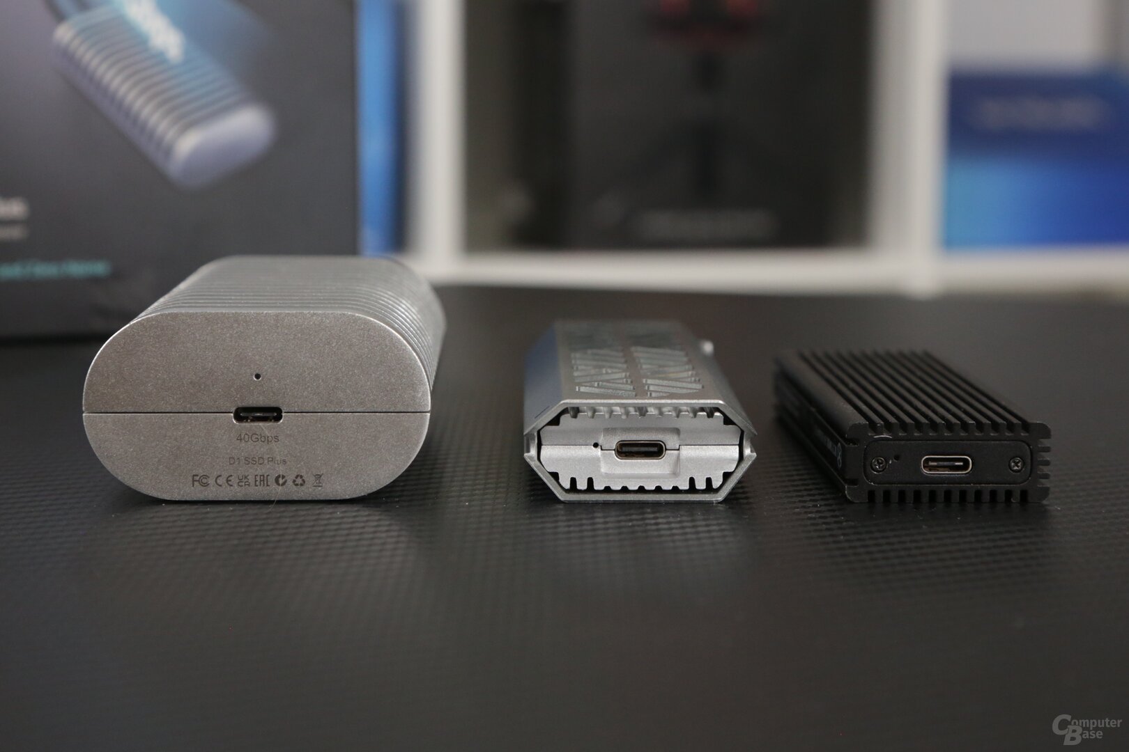 Das TerraMaster D1 SSD Plus (links) ist ein ziemlich großes SSD-Gehäuse