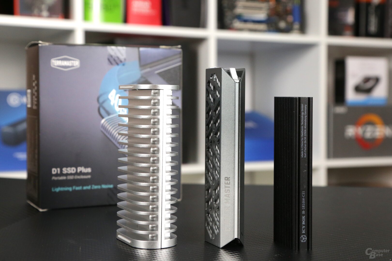 Das TerraMaster D1 SSD Plus (links) ist ein ziemlich großes SSD-Gehäuse