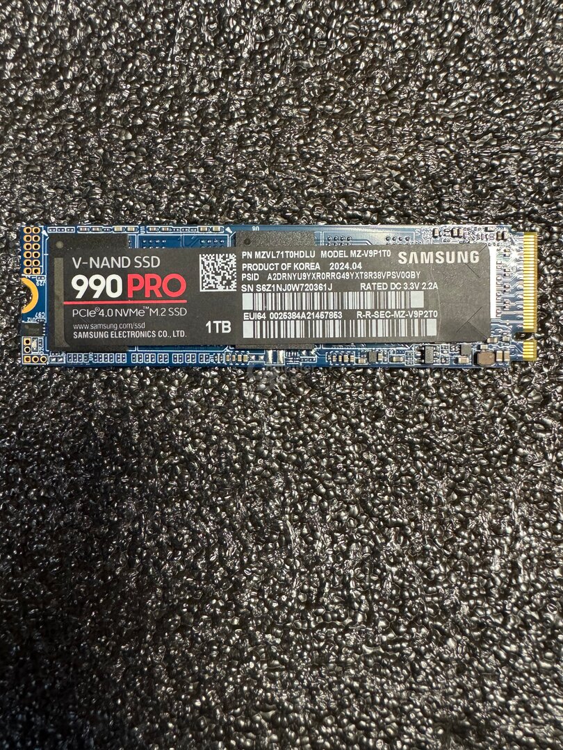 Eine gefälschte Samsung 990 Pro mit blauem PCB