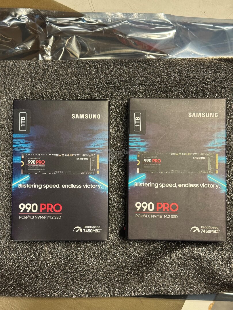 Die Verpackung: links ein Original, rechts die täuschend echt wirkende Fälschung