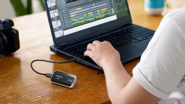 Adata Urban Tapsafe: Externe SSD mit NFC, Clip-Halterung und Wechselcover