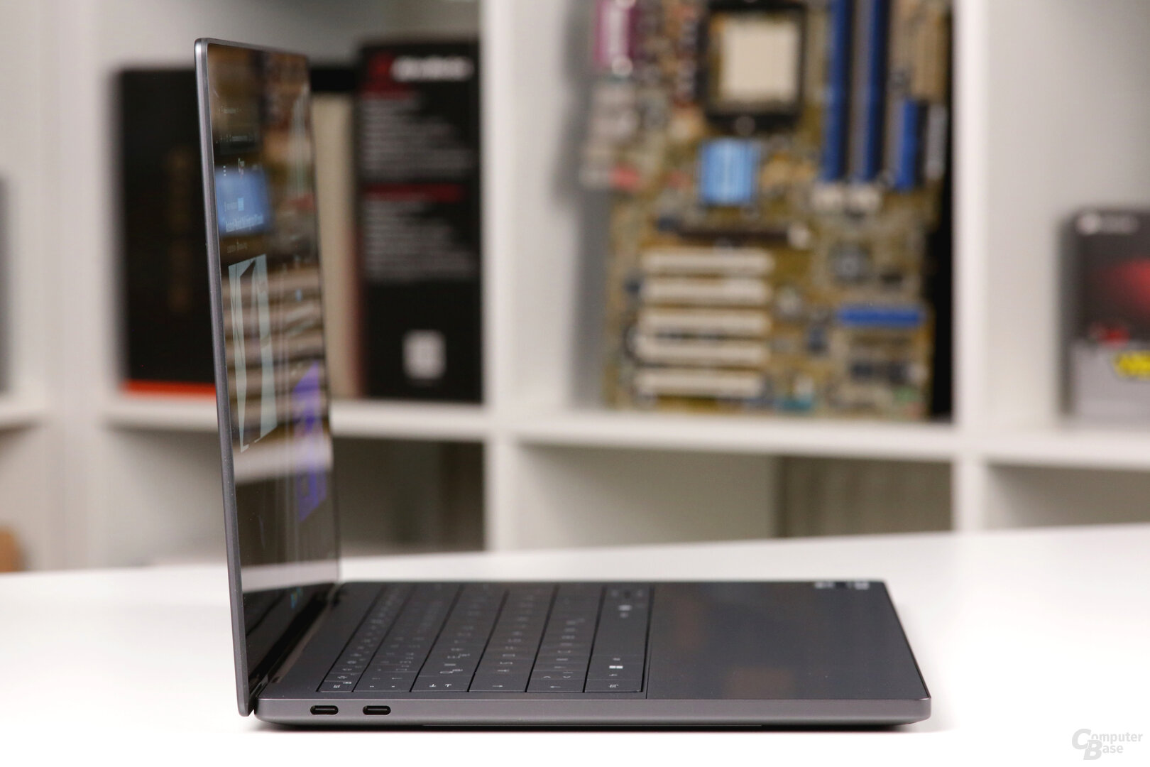 Zwei weitere Thunderbolt 4 linksseitig