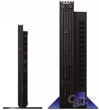 PlaySation 2 - Links das neue Modell (SCPH-70000 CB), rechts das alte (SCPH-50000)