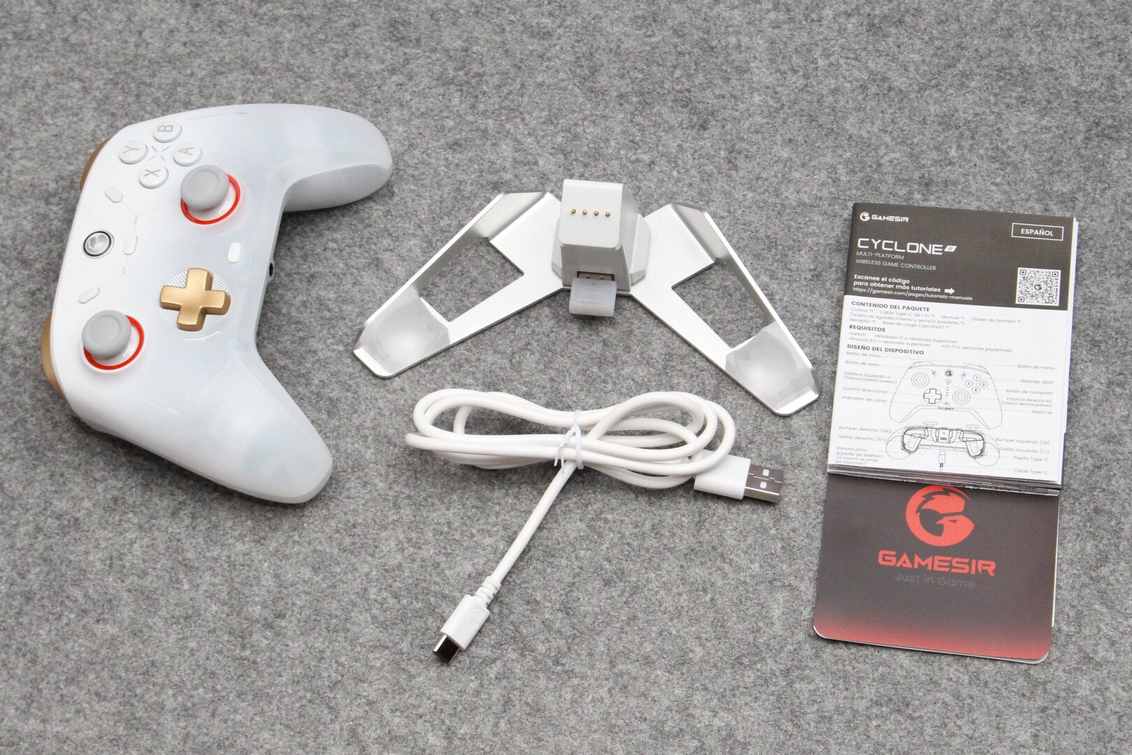 Lieferumfang: Ladestation, Funkdongle, 1 Meter langes Kabel, Kurzanleitung, Sticker