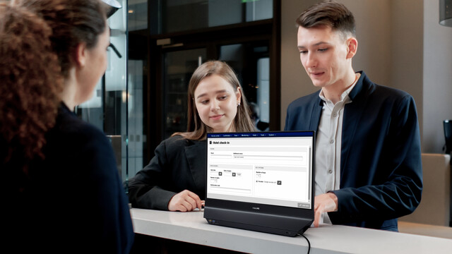 Von hinten wie von vorne: Philips bringt Business-Monitor mit Doppel-Display
