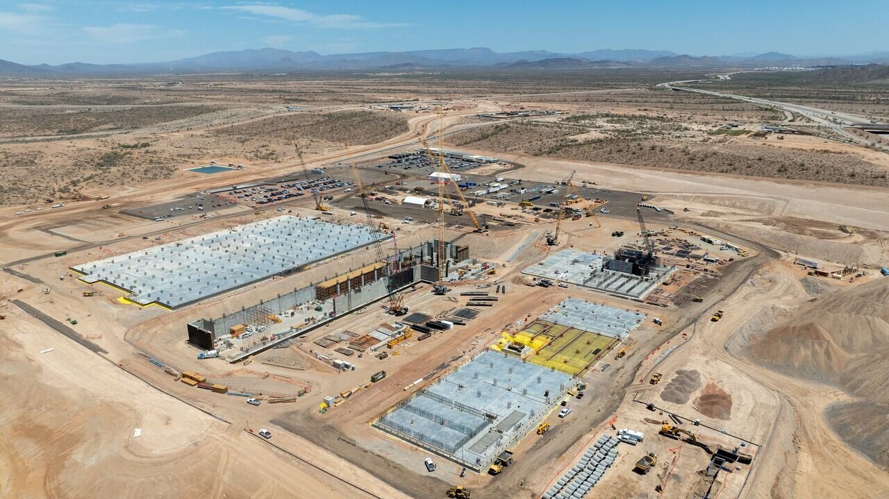 Amkors Packaging-Komplex in Arizona entsteht, TSMC liegt die Straße runter oben rechts