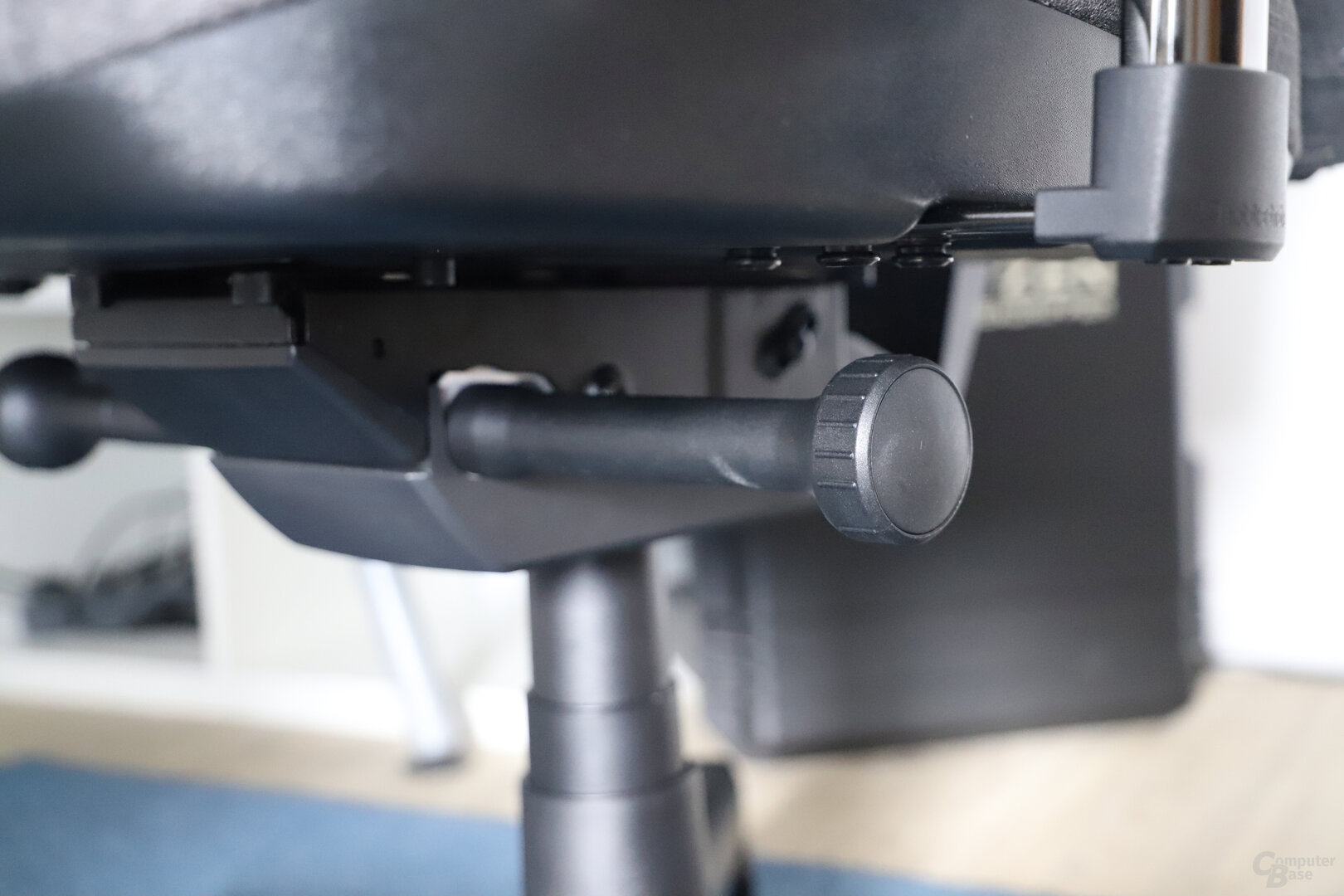 Die Mechanik zur Einstellung von Sitzhöhe und Synchronmechanik fällt haptisch deutlich ab