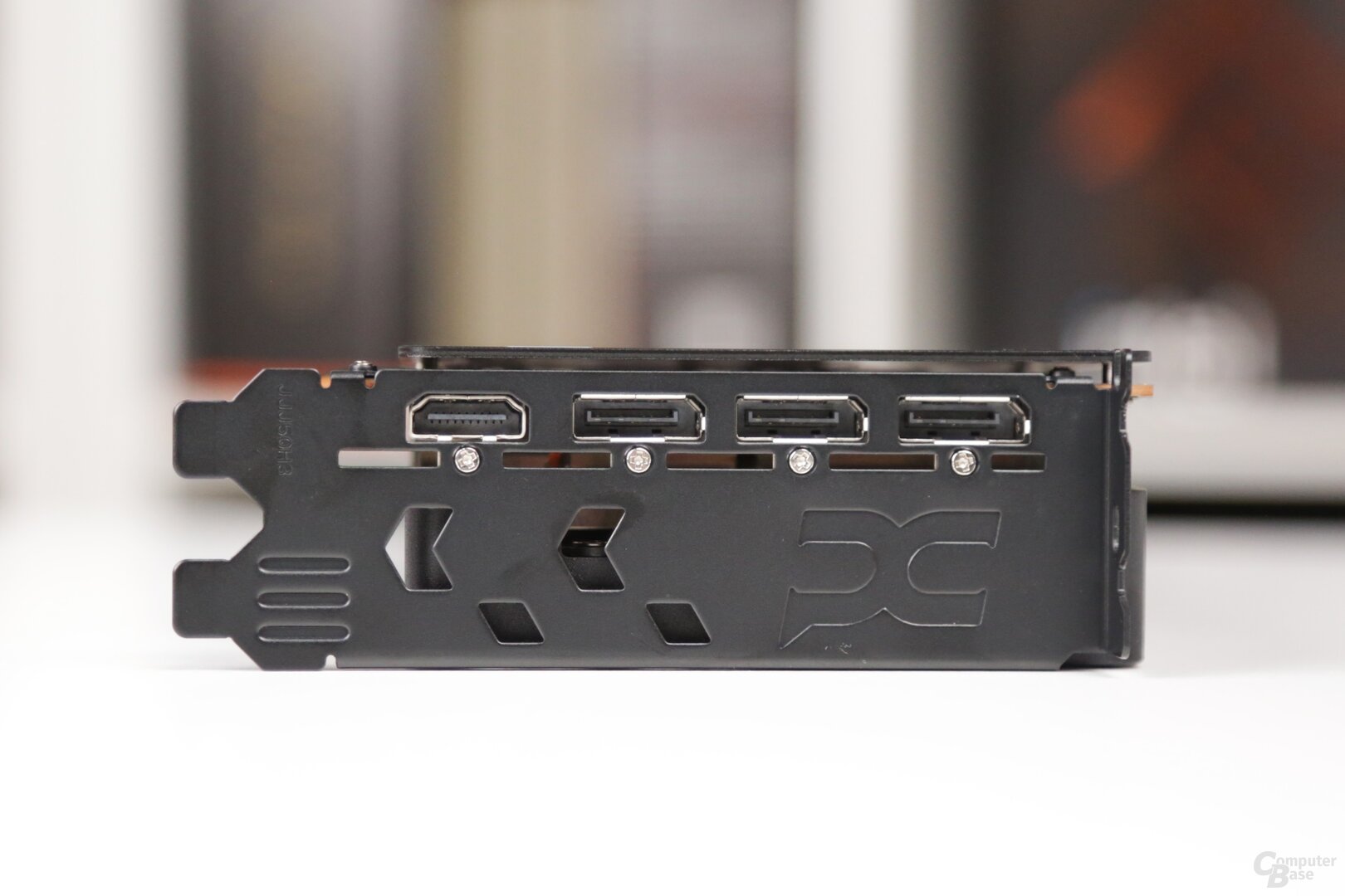 Radeon RX 9070 GRE von PowerColor (links) und Sapphire (rechts)