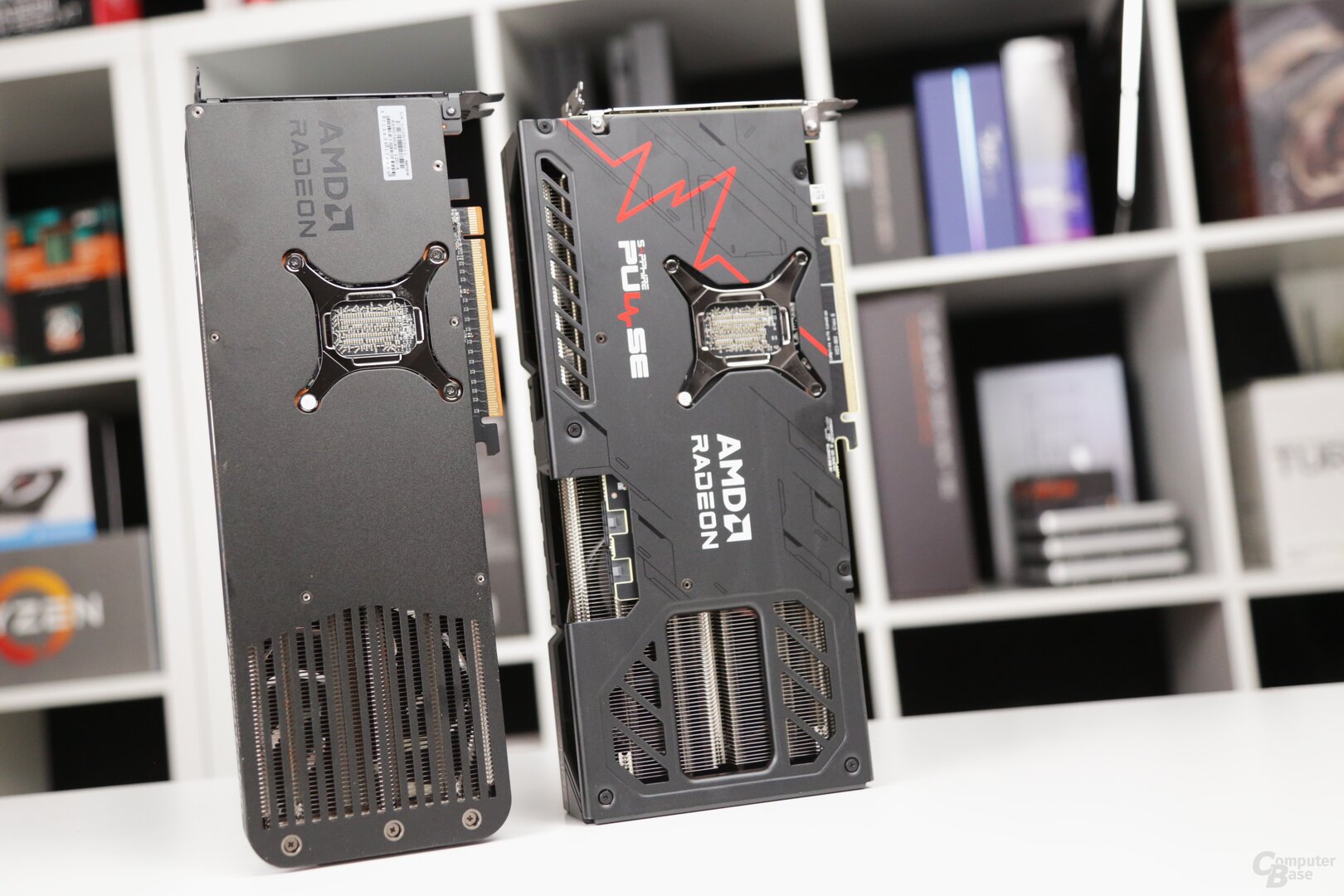 Radeon RX 9070 GRE von PowerColor (links) und Sapphire (rechts)