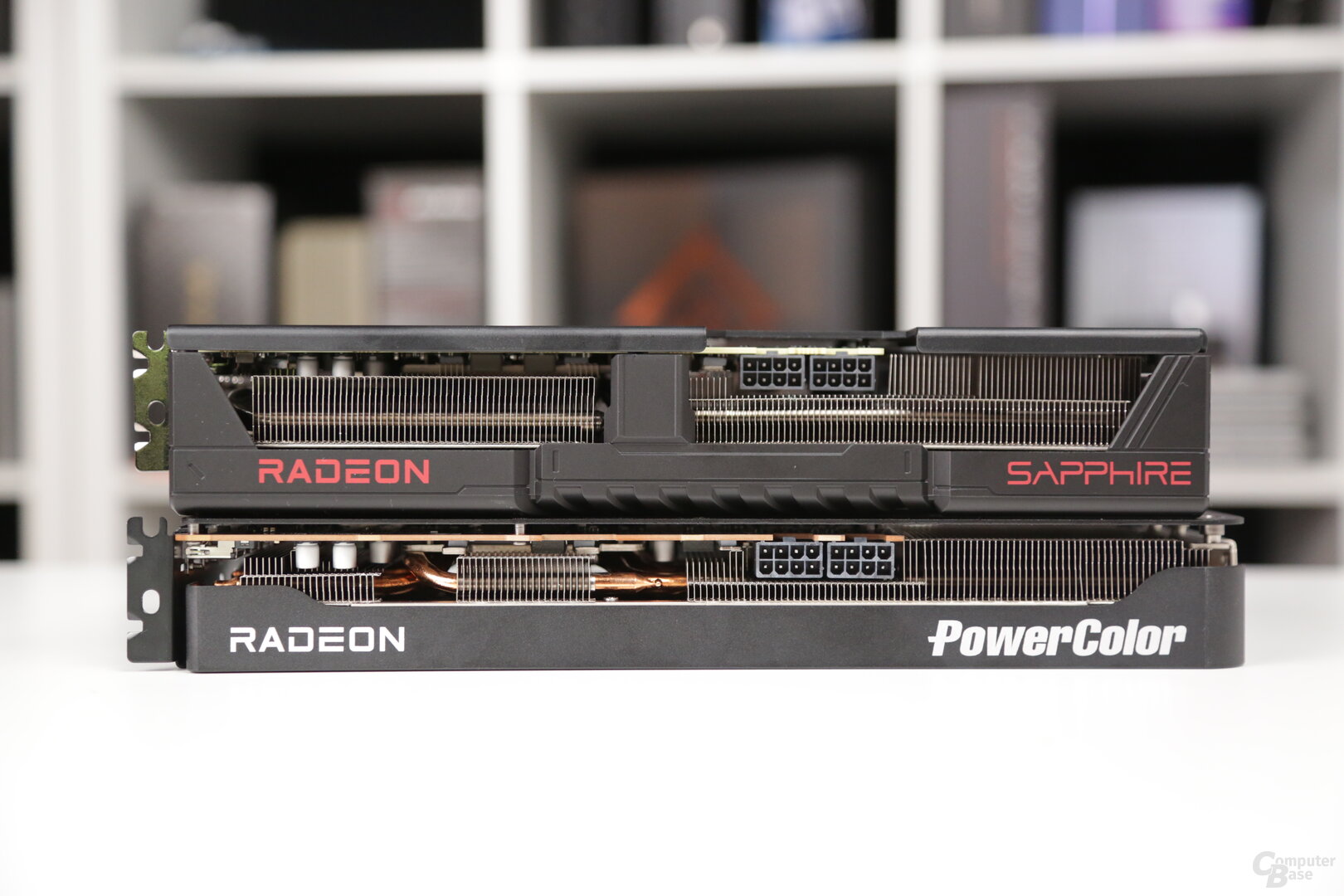 Radeon RX 9070 GRE von PowerColor (unten) und Sapphire (oben)