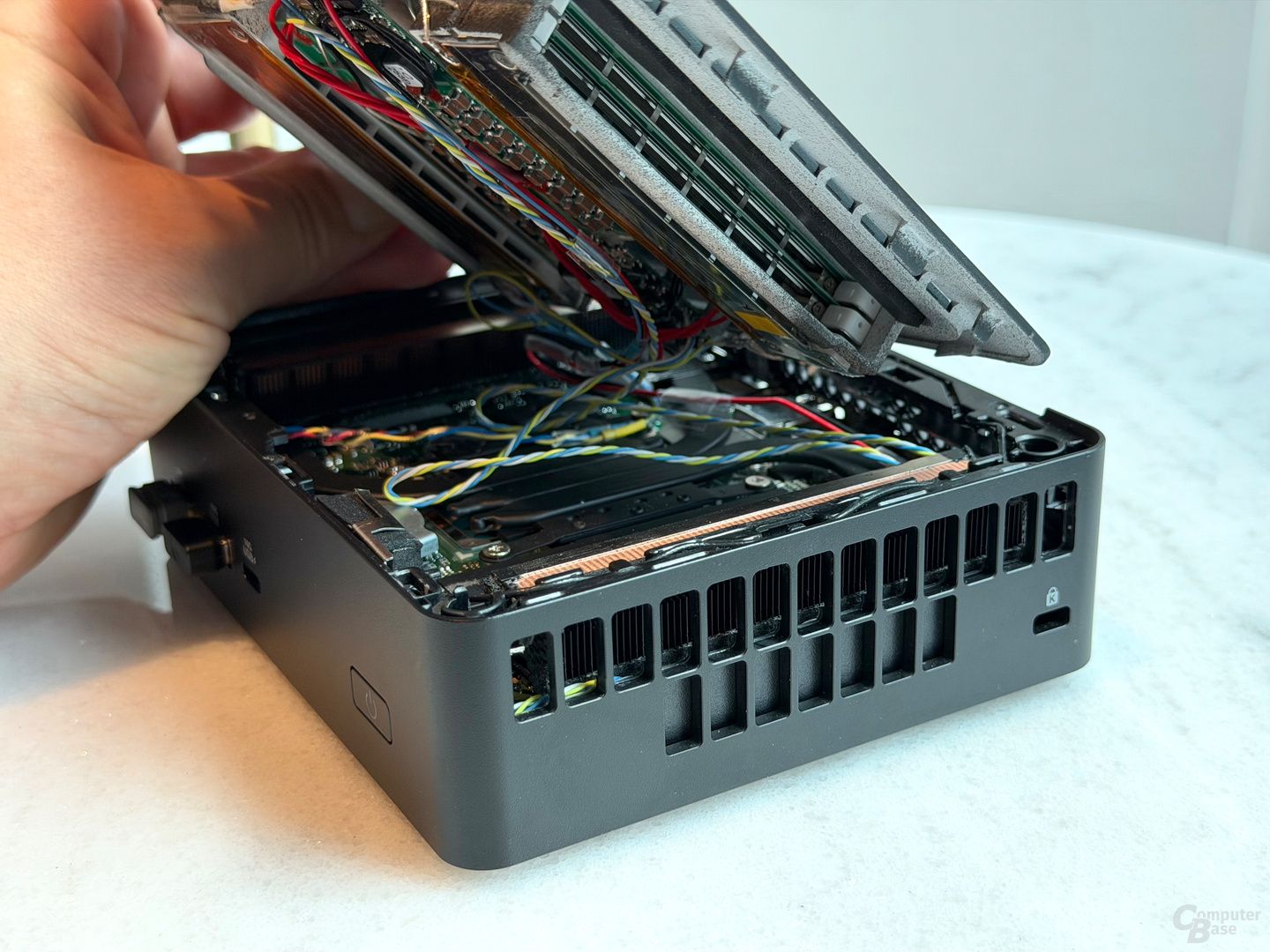 Asus NUC 16 Pro mit EHD-Kühlung