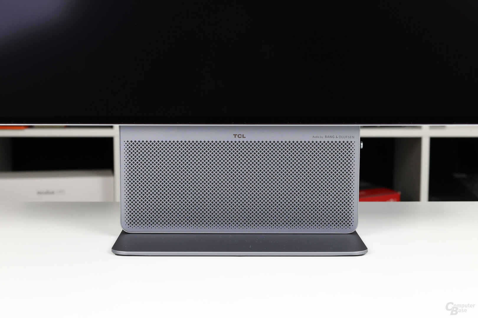Im Standfuß des TCL 32X3A stecken die Lautsprecher von Bang & Olufsen