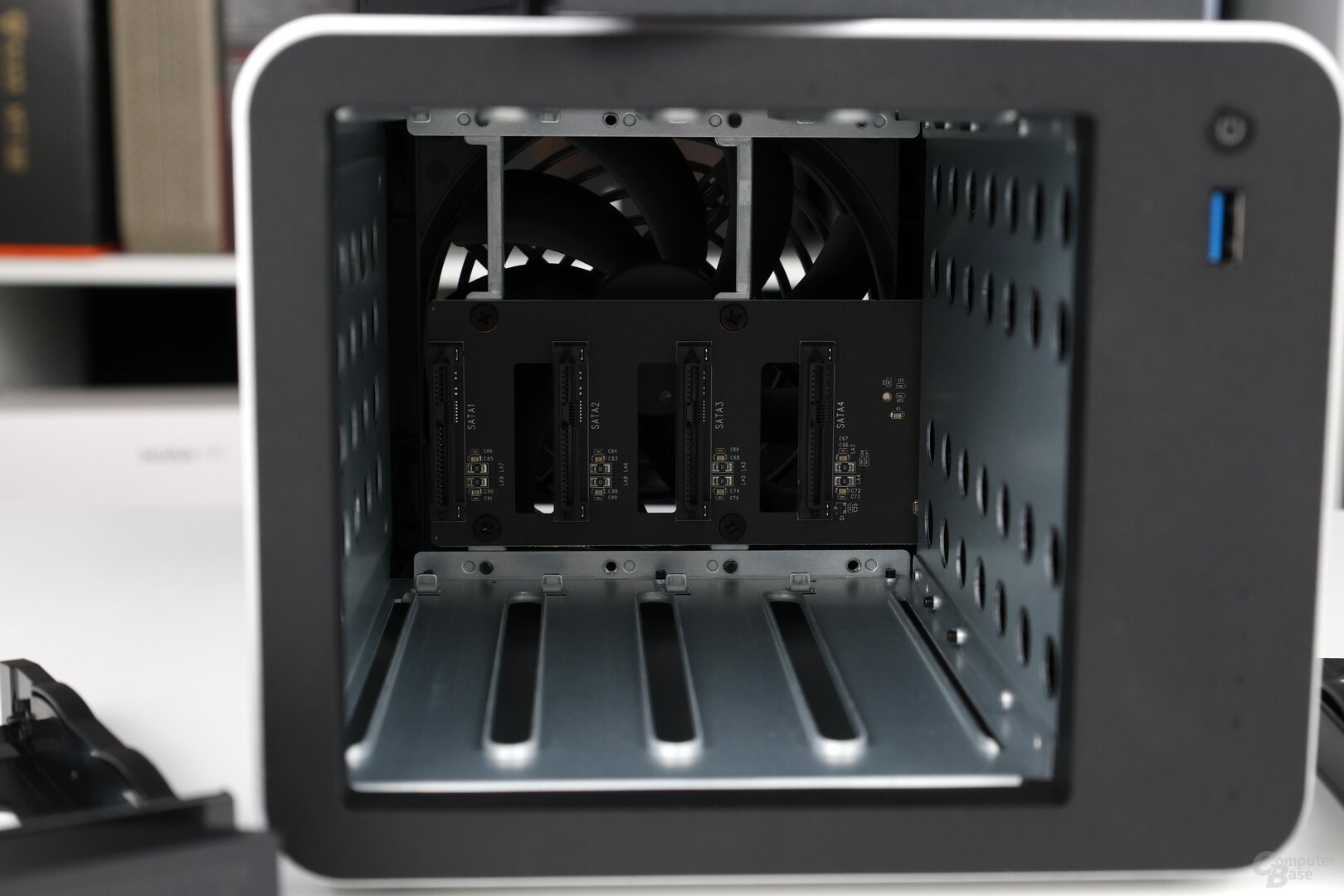 SATA-Ports für vier Laufwerke im TerraMaster F4-425 Pro