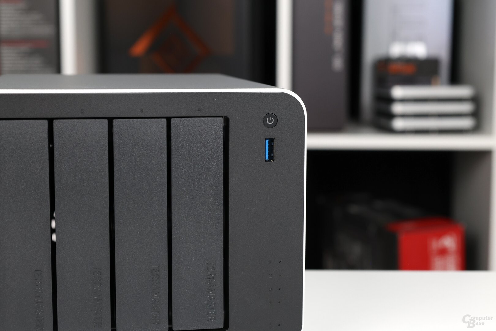 Power-Taste und USB-A an der Vorderseite des TerraMaster F4-425 Pro