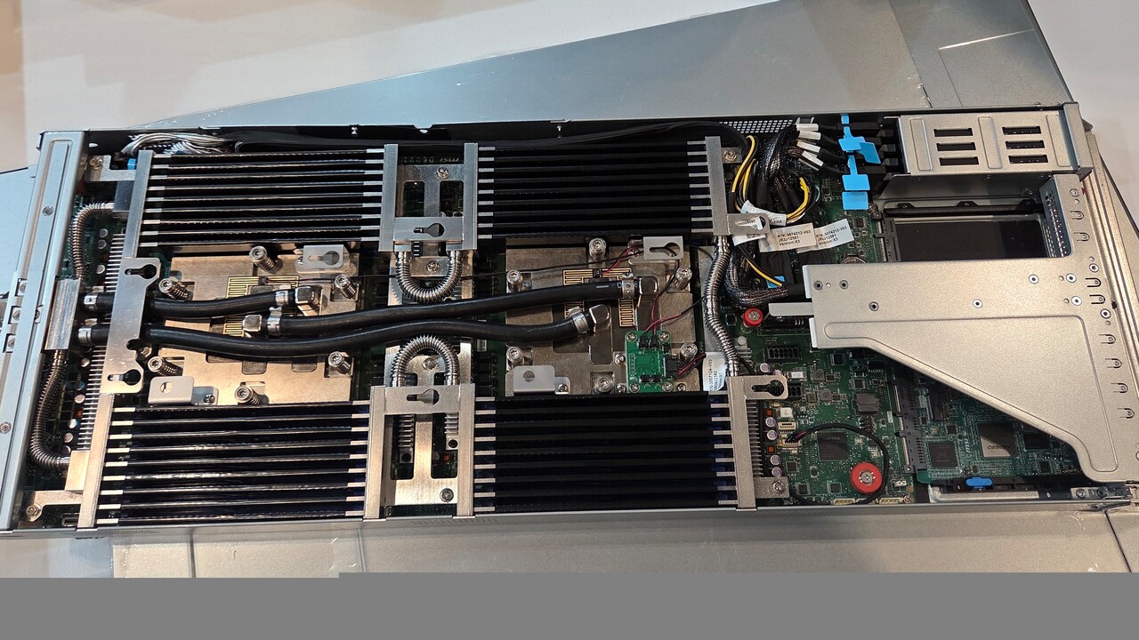 Epyc Venice zur ISC 2026: AMDs neue Server-CPU mit 16-Kanal-Speicher inkognito bereits zu sehen Epyc Venice zur ISC 2026: AMDs neue Server-CPU mit 16-Kanal-Speicher inkognito bereits zu sehen
