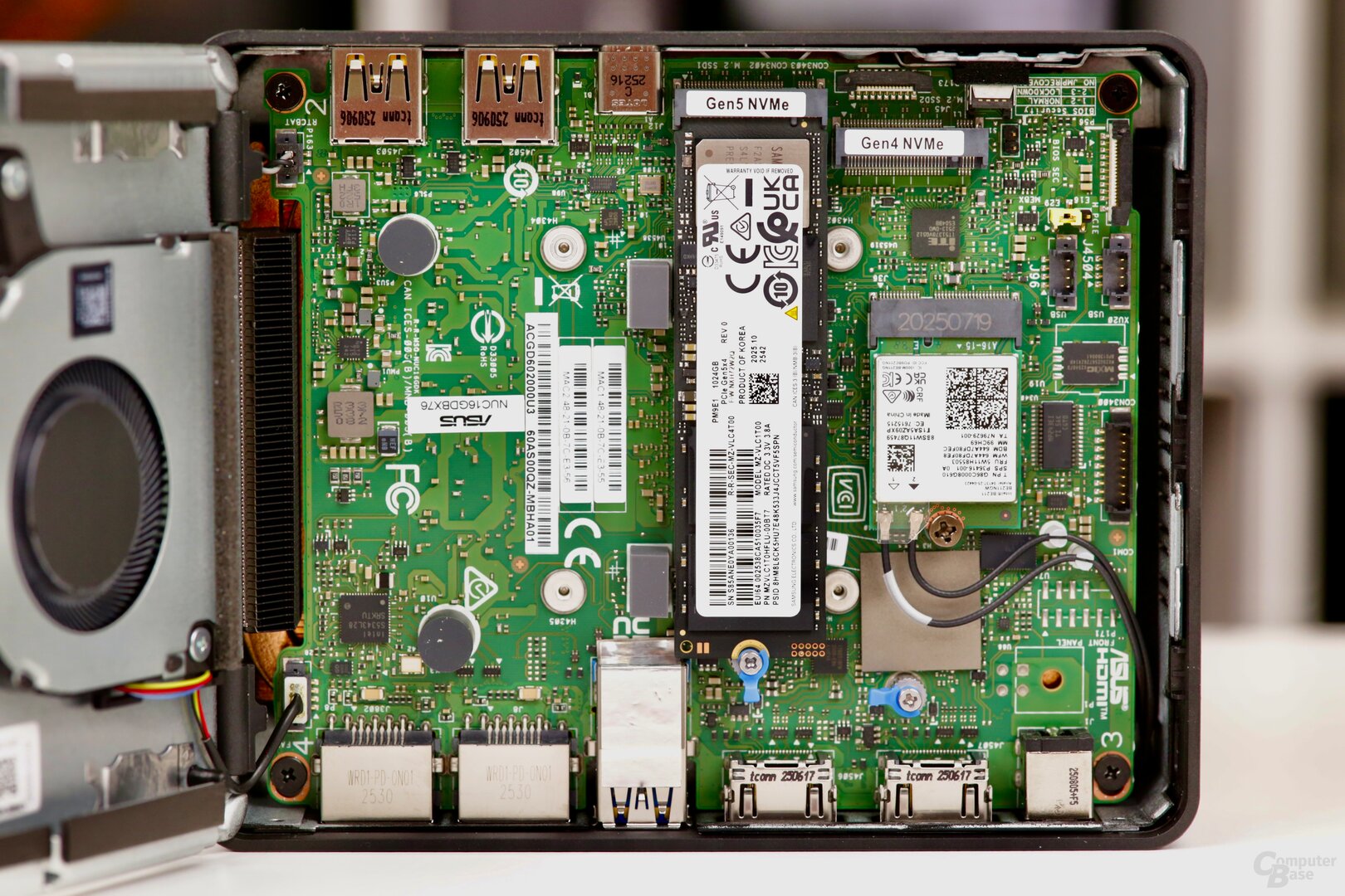 Asus NUC 16 Pro geöffnet zeigt drei M.2-Anschlüsse