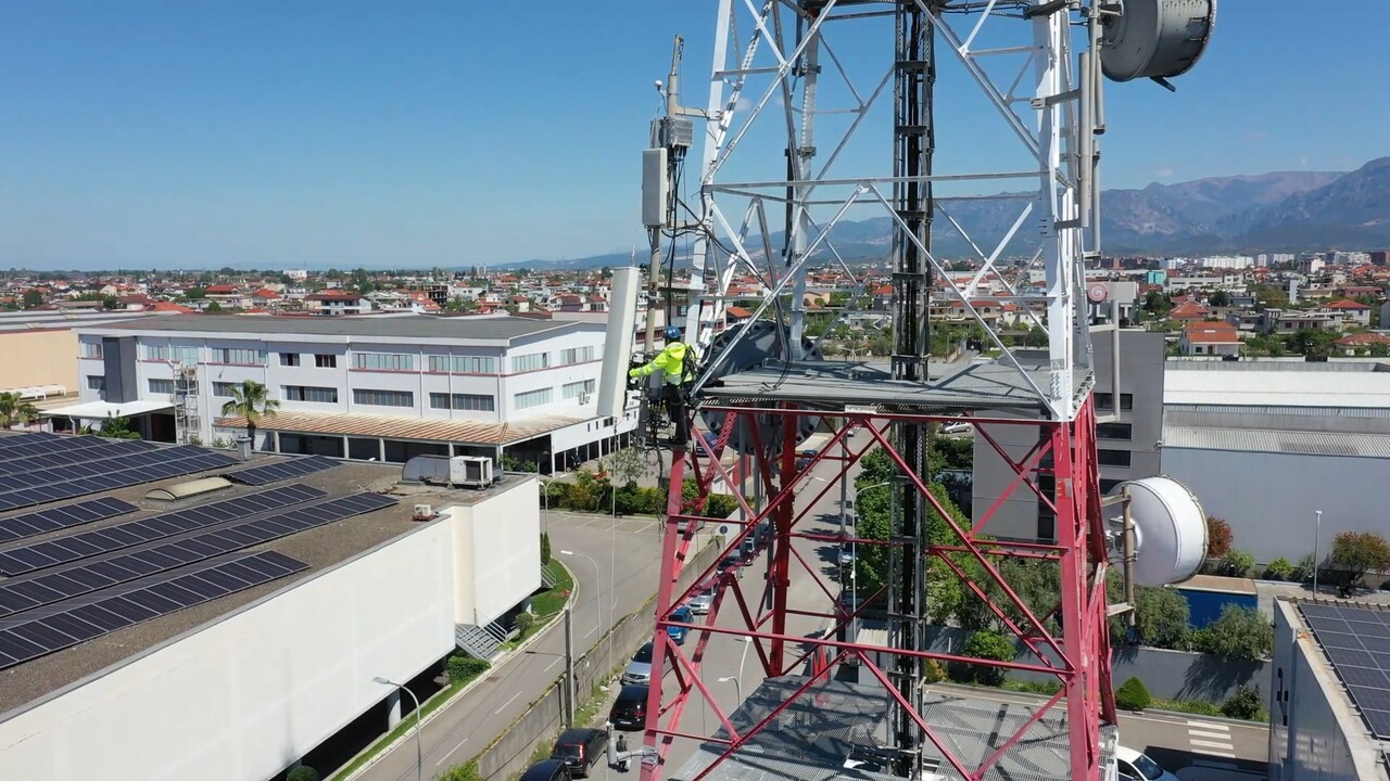 Abdeckung verlagern: Vodafone testet Mobilfunk­antenne an Roboterarm