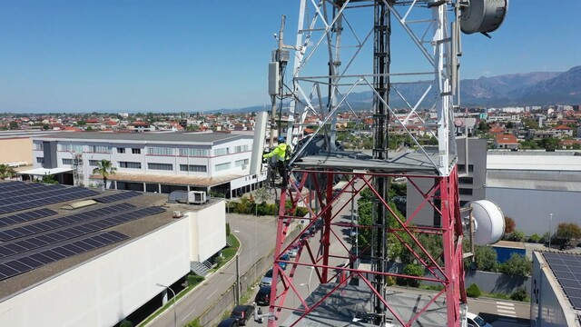 Abdeckung verlagern: Vodafone testet Mobilfunk­antenne an Roboterarm